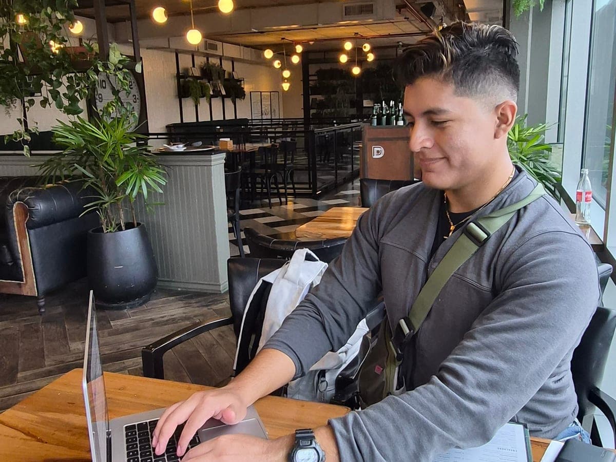 Jose coding at a cafe